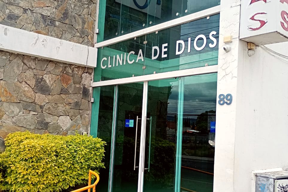 Entrada de la clínica donde atiende VOX ALMAZÁN en San Juan del Río