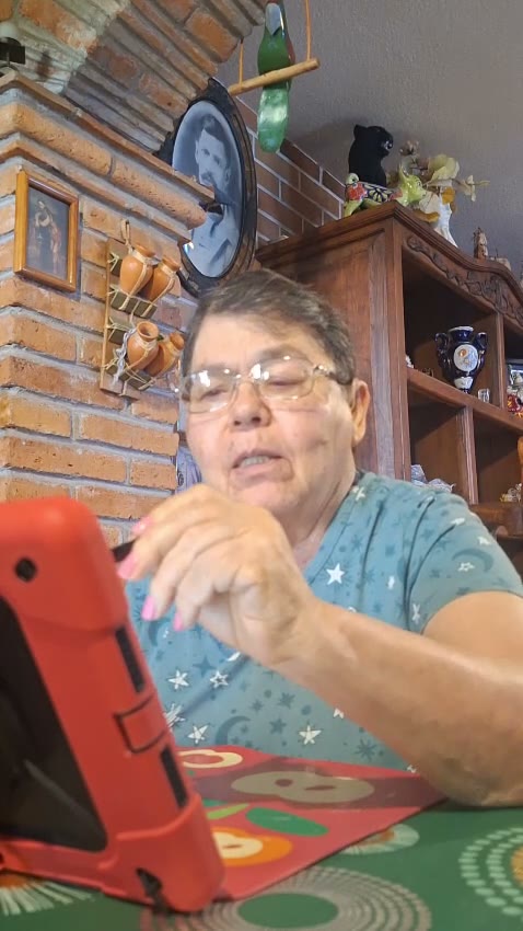 María Antonieta practicando su rehabilitación del lenguaje